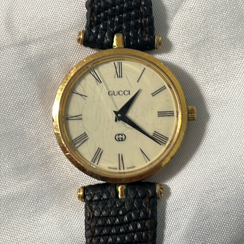 Vintage GUCCI Roman Watch -
Unisex -Gold Ring Body -Gucci Colors/Side -Logo/Back